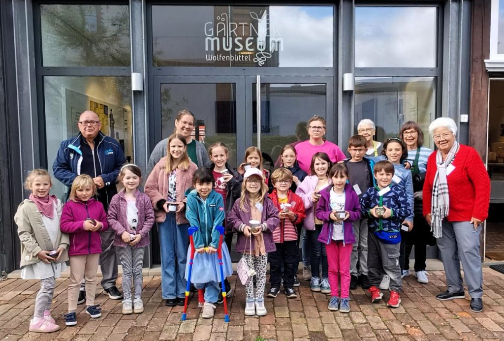 Die KiTa-Varietà-Kinder mit den Betreuerinnen und den Ehrenamtlichen des Museums.
