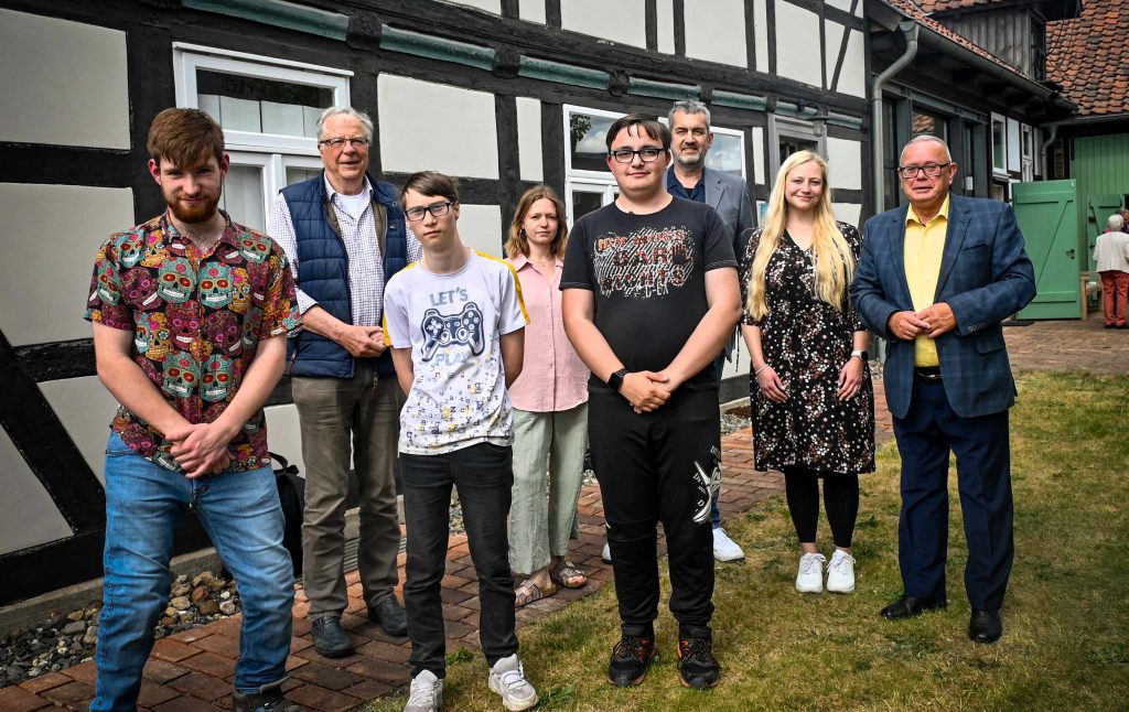 Die Beteiligten an der neuen Wechselausstellung.