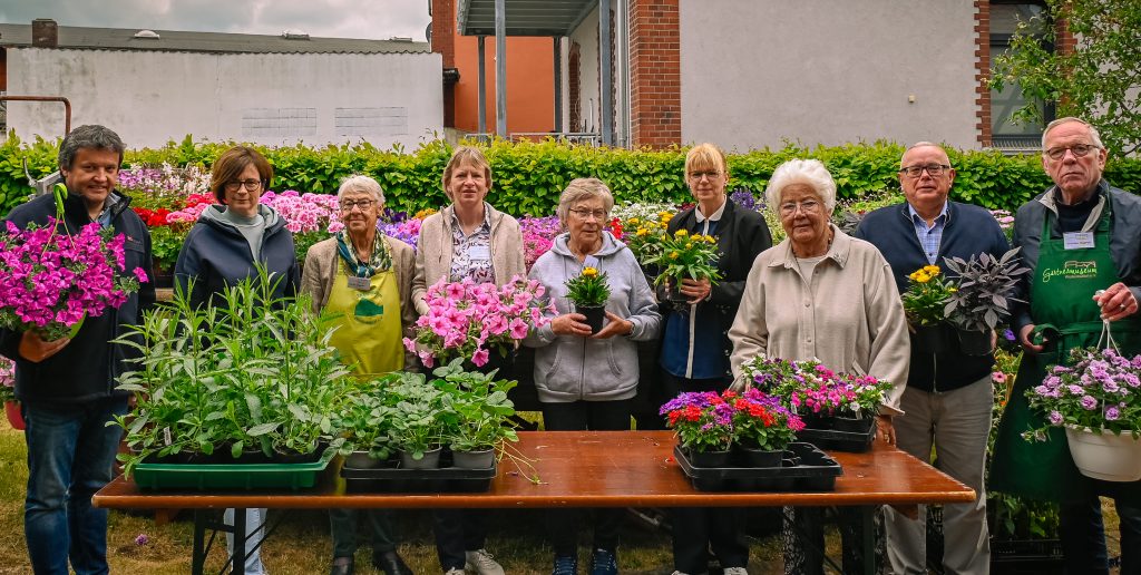 Die Ehrenamtlichen präsentierten eine Blumenauswahl zum Geranienmarkt.