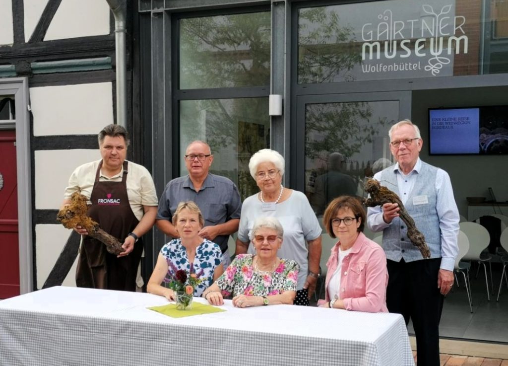 Die Ehrenamtlichen des Gärtnermuseums mit Uwe Schäfer (1. v. l.) zum Auftakt.