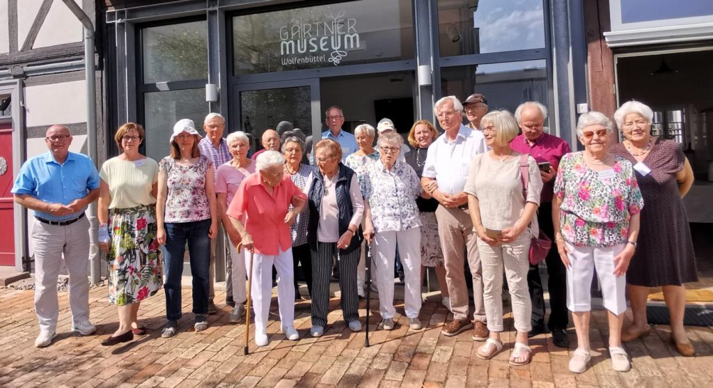Der Mandolinenverein von 1912 aus Braunschweig beim Besuch des Gärtnermuseums.