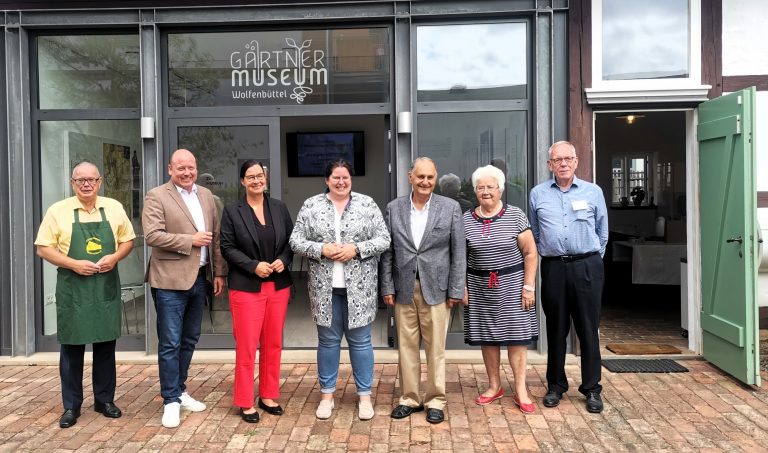 Die Gäste mit den Ehrenamtlichen des Museums.