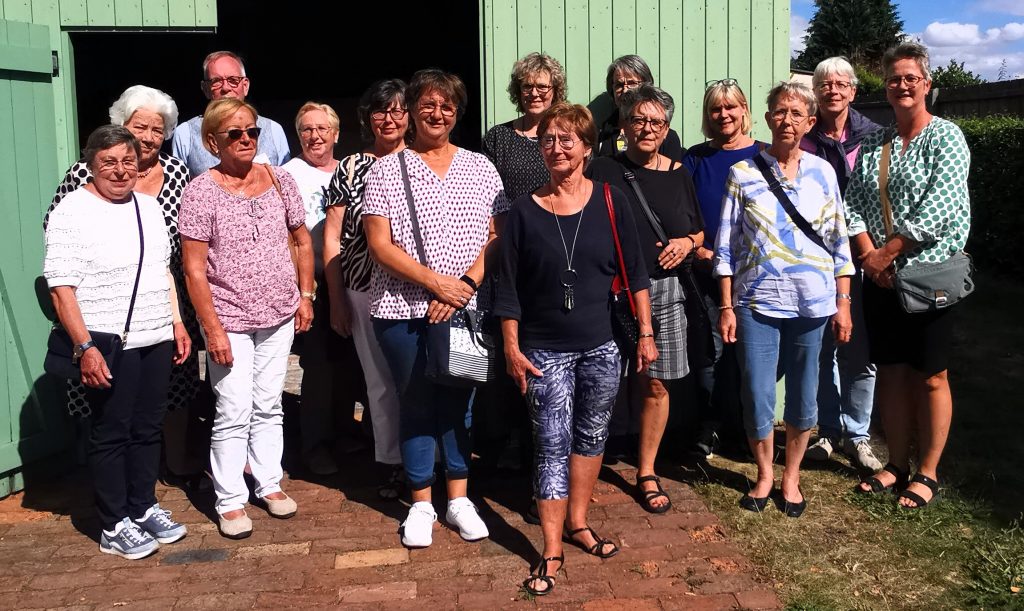 Die Dorffrauen aus Weddel zum Auftakt ihres Besuches im Gärtnermuseum.
