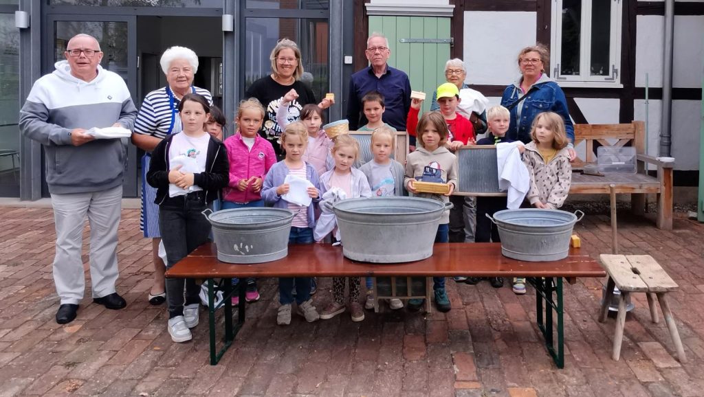 Die Hortkinder waren vom historischen Wäsche waschen begeistert.