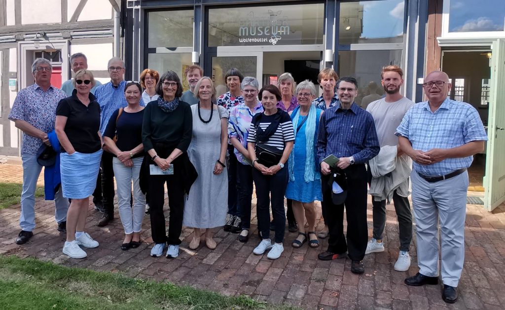 Der GiS-Abiturjahrgang 1980 zum Auftakt seines Besuches im Gärtnermuseum.