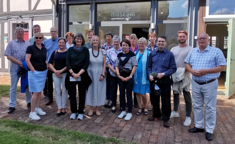 Der GiS-Abiturjahrgang 1980 zum Auftakt seines Besuches im Gärtnermuseum.