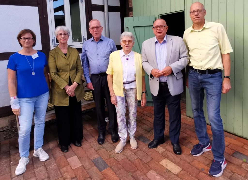 Jill Bepler (2. v. l.) mit den Ehrenamtlichen des Gärtnermuseums.