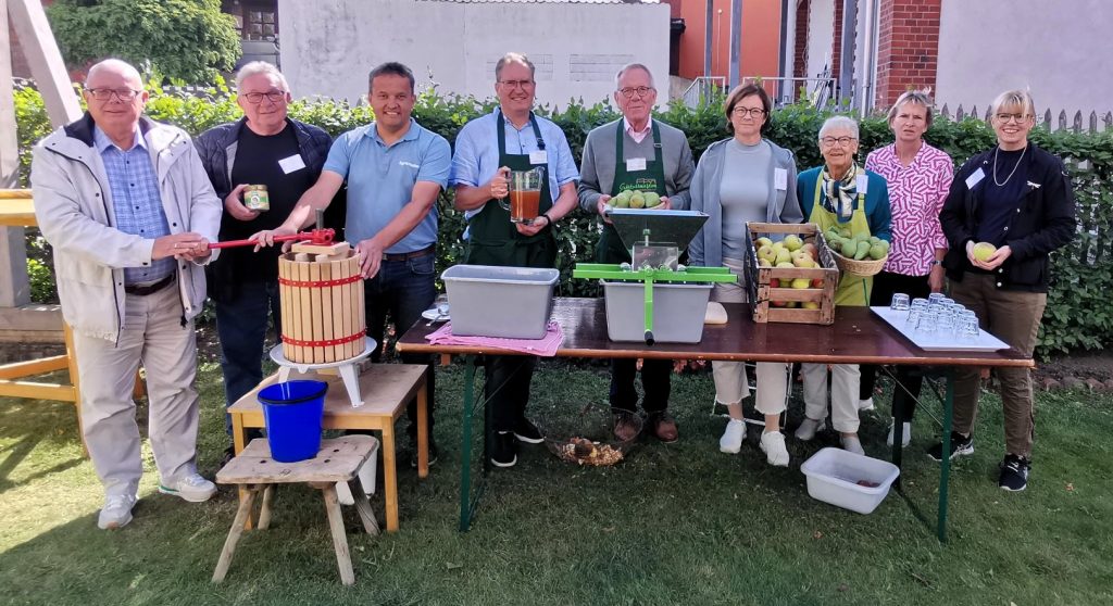 Die Ehrenamtlichen freuten sich über einen gelungenen Aofeltag.
