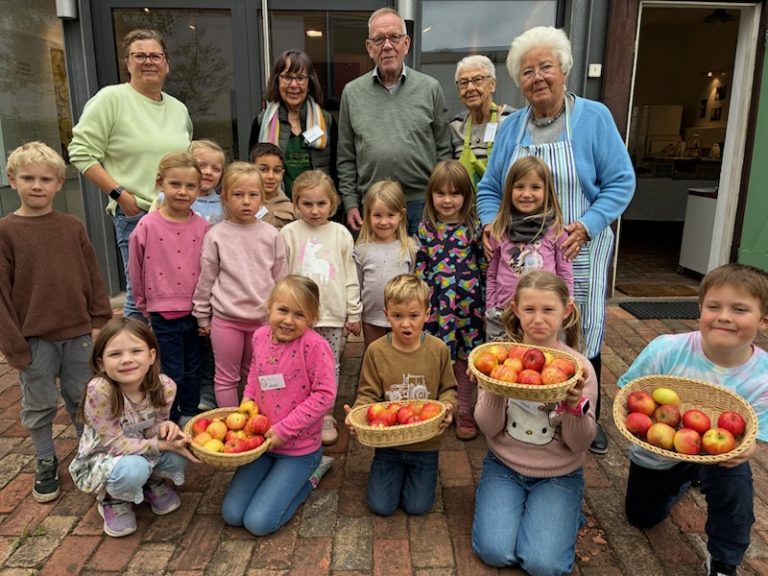Die Varietà-Kinder in Begleitung und den Ehrenamtlichen.