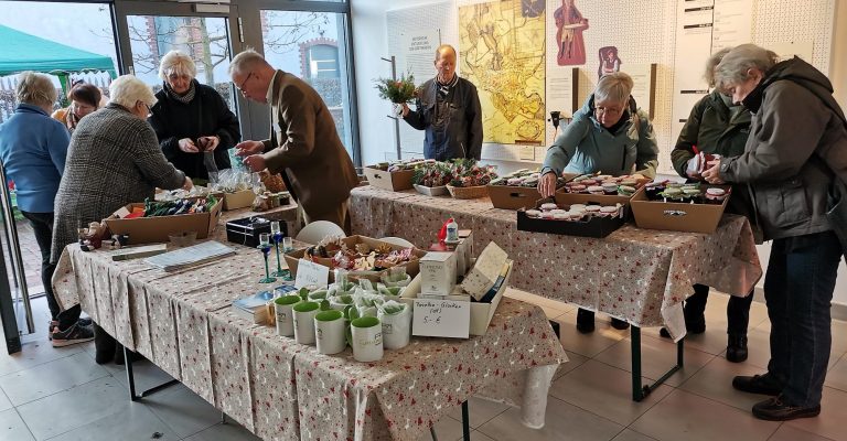 Buntes Treiben zum Adventsbasar im Gärtnermuseum.