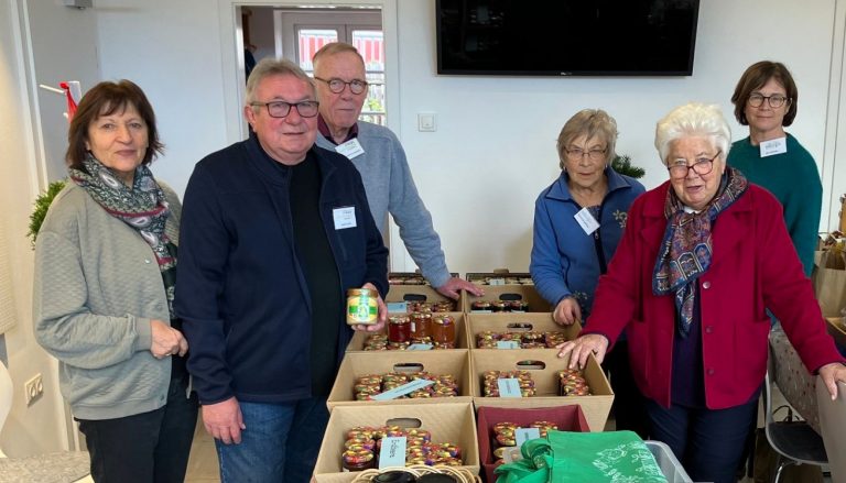 Die Ehrenamtlichen freuten sich über den gelungenen Adventsbasar.