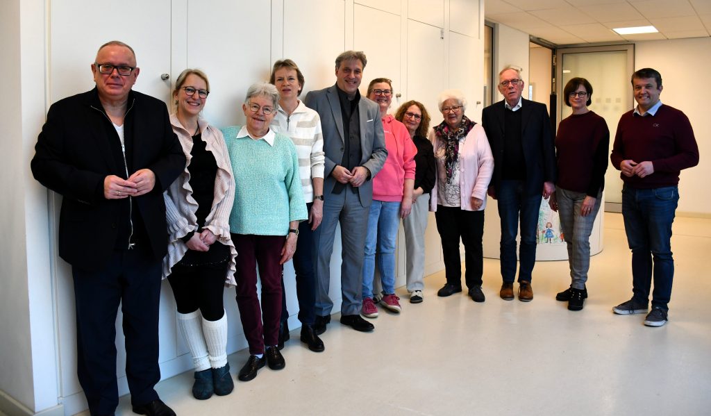 Der Erste Stadtrat Thorsten Drahn (5. v. l.) und Claudia Hesebeck (7. v. l.) beim Kooperationsgespräch mit dem Gärtnermuseum.