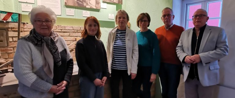 Carolin Knüpper (2. v. l.) mit dem Vorstand des Gärtnermuseums.