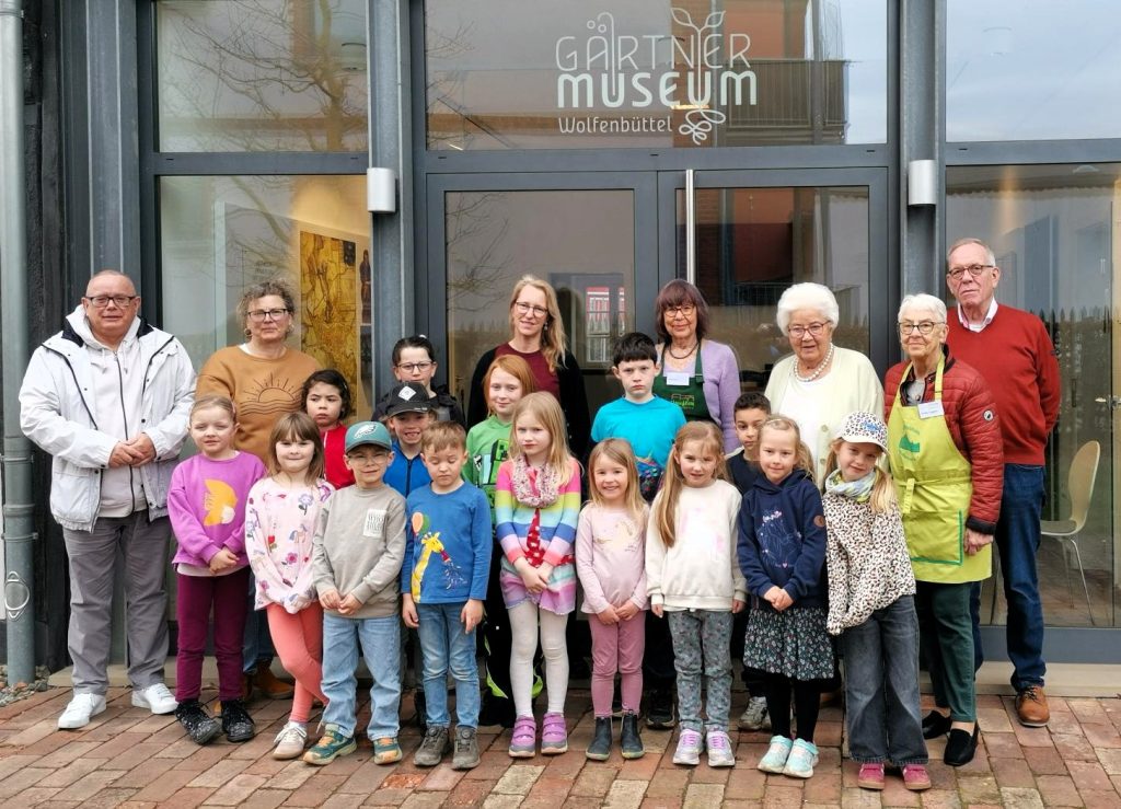 Die Varietà-Gruppe mit den Betreuerinnen und den Ehrenamtlichen des Museums.