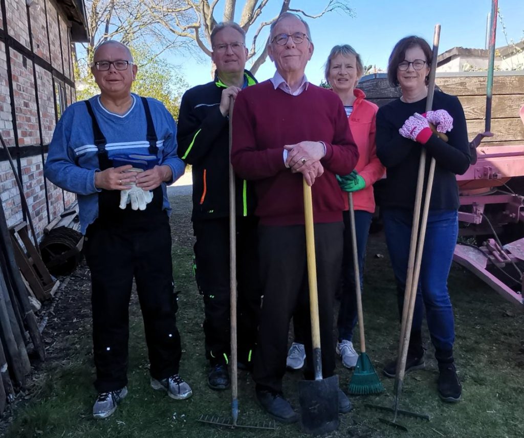 Beim Arbeitseinsatz im Gärtnermuseum (v. l.): Andreas Meißler, Andreas Patzelt, Christian Hogrefe, Ingrid Patzelt und Elke Schwieger.