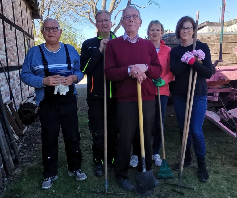 Beim Arbeitseinsatz im Gärtnermuseum (v. l.): Andreas Meißler, Andreas Patzelt, Christian Hogrefe, Ingrid Patzelt und Elke Schwieger.