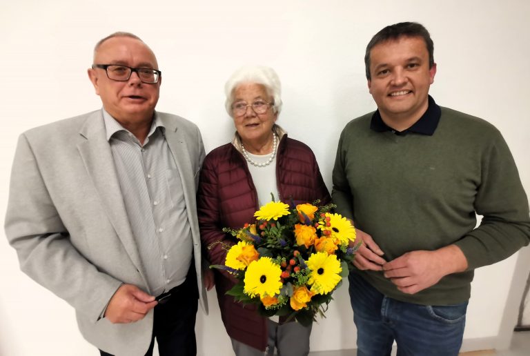 Die bisherige Beisitzerin Doris Liefner wird von Andreas Meißler (l.) und Florian Kinne verabschiedet.