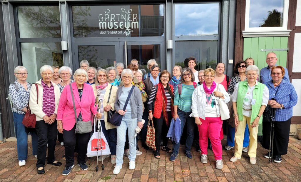 Die Kirchenkreisfrauen aus Gifhorn bei ihrem Besuch im Gärtnermuseum.