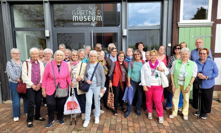 Die Kirchenkreisfrauen aus Gifhorn bei ihrem Besuch im Gärtnermuseum.