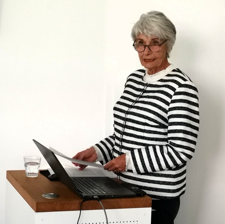 Gabriele Drewes bei ihrem Vortrag zu Goethe.