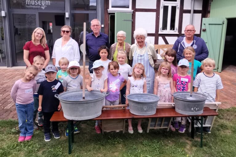 Die Kinder waren begeistert vom historischen Wäsche waschen.