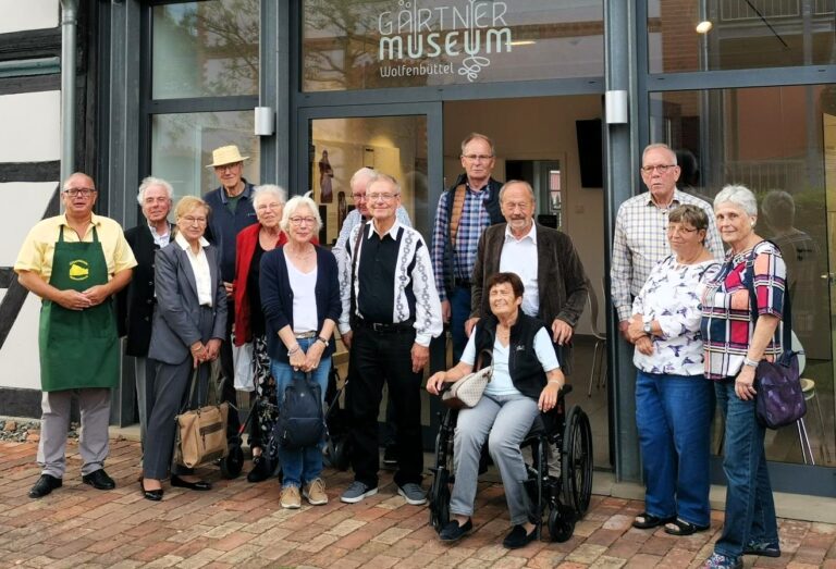 Die Diamantenen-Abiturienten beim Besuch des Gärtnermuseums.