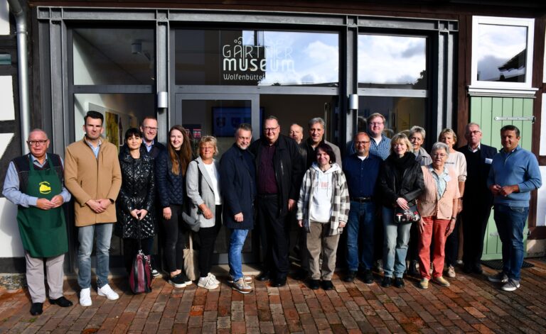 Die Partnerstädte beim Besuch des Gärtnermuseums.